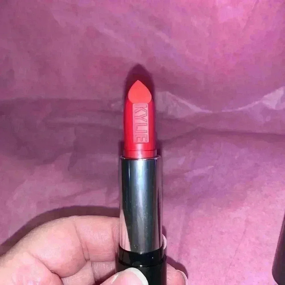 Kylie Jenner Boss Matte Lipstick - Picture 7 of 12